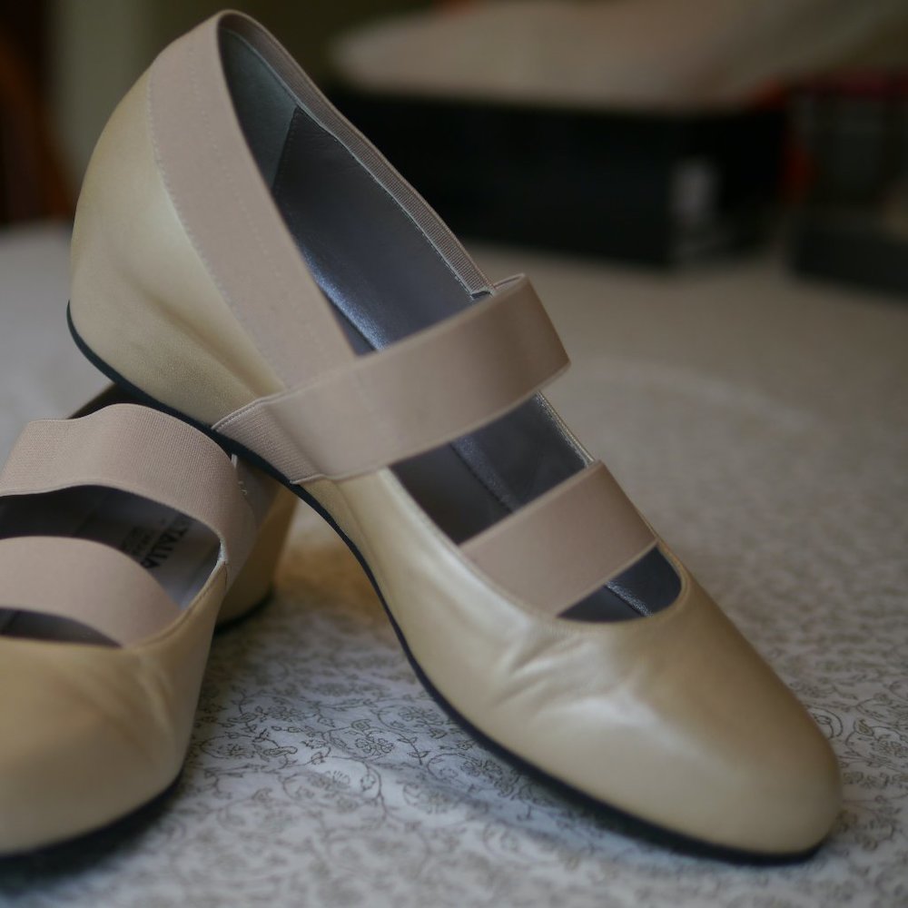 Aquatalia by Marvin K. Unique Wedge Pump